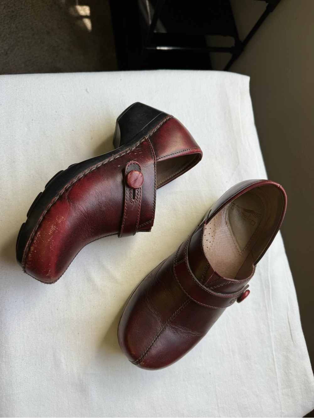 Dansko Solstice Professional Clogs Size 36
(5.5-6) Burgundy Leather Slip On
